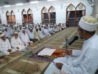 Mukaasir saheb doing taqreer after Maghrib Namaaz: Masjid e Nooraani
